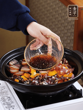 姜、蒜、蔥頭粒煎香，倒入南瓜，煎至兩面焦香