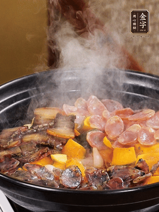 關(guān)火鋪上土香腸、梅干菜香腸、醬肉，加生抽、清水、黑胡椒粉調(diào)成的料汁，中火焗5分鐘