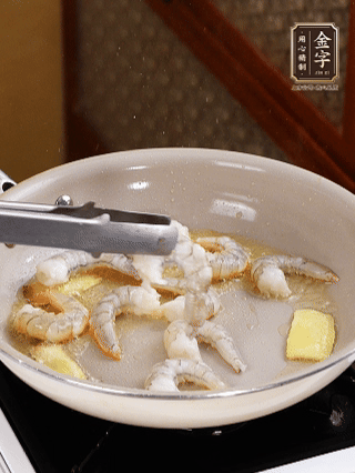 秘制煲仔飯醬油：2勺蒸魚豉油、半小勺糖、1大勺清水?dāng)嚢杈鶆蛑?分鐘