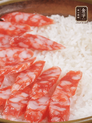 砂鍋加入半勺豬油、半勺花生油抹勻，倒入絲苗米，加水沒(méi)過(guò)大米一指高，蓋蓋大火煮至水分微干