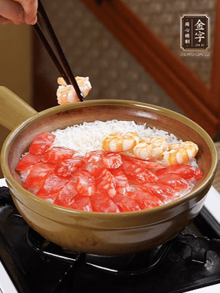 開蓋戳幾個(gè)洞均勻受熱，鋪臘腸、蝦仁，蓋蓋小火煮5分